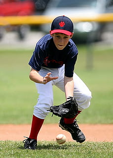 băiețel prinderea de baseball, baseball, jucător, acțiune, joc, sportiv, uniformă, minge, tineri, camp, atlet, băiat, vară, tineret, masculin, concurență, iarbă, copil, atletic, murdărie, Fielding, gard, lungime totală, copilărie, oameni adevărați, Activitatea de agrement, bărbați, stiluri de viață, o persoana, băieți, masculi, zi, vedere din față, îmbrăcăminte, să se concentreze asupra primelor elemente, natură, în aer liber, 1080P, CC0, domeniu public, fără drepturi de autor