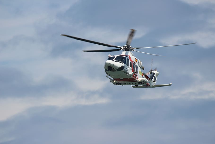 helicòpter, pantalla, hèlix, hèlixs, vermell, vent, cel, avió, volar, aeronàutica, avions, ales, transport, espectacle aeri, núvols, aire, vol, pilot, volant, vehicle aeri, indústria aeroespacial, a l'aire, dia, núvol - cel, militar, manera de transport, moviment, naturalesa, viatjar, cap gent, en moviment, a l'aire lliure, vista d’angle baix, 5K