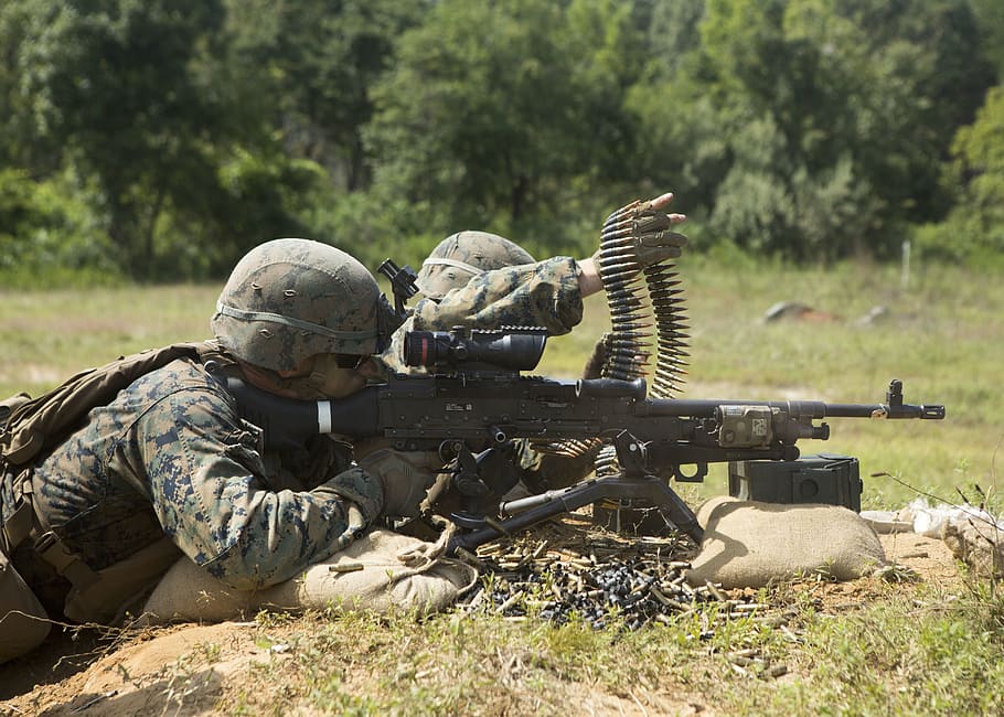 soldato, detenzione, mitragliatrice, giorno, marines, formazione, esercizio, LMG, militare, esercito, uniforme, camuffare, campo di addestramento, guerriero, praticante, speciale, combattere, determinazione, orgoglio, guardia, servizio, dovere, soldato americano, responsabilità, protettivo, arma, pistola, forze armate, governo, soldato dell'esercito, allenamento militare, abbigliamento mimetico, mirando, fucile, sparando un'arma, combattente, conflitto, sdraiarsi, sdraiato sul davanti, tiro a segno, precisione, aggressione, 5K