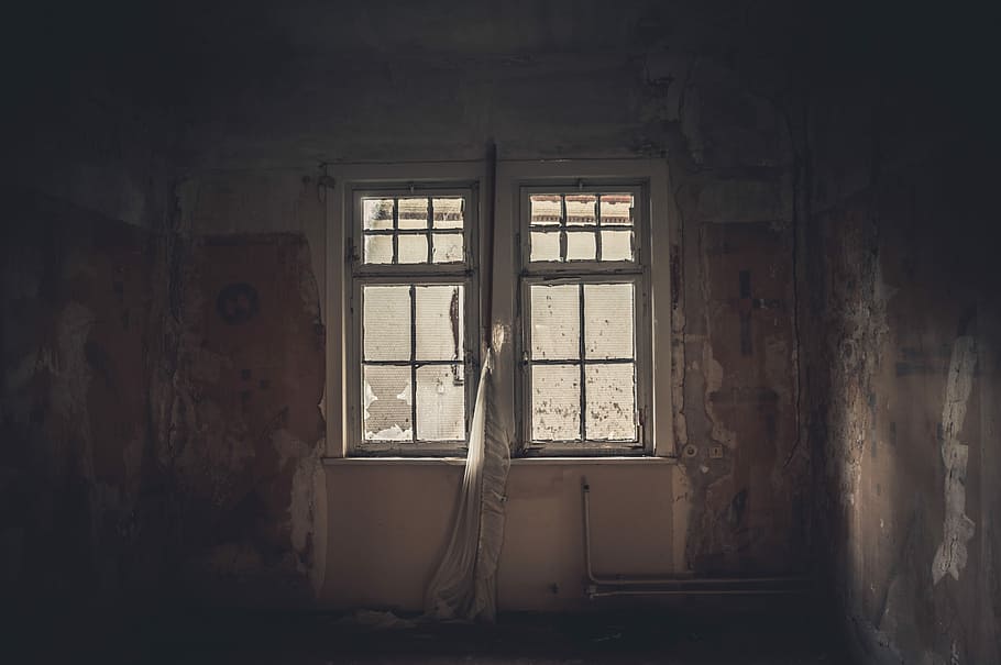 texitle, penjant, finestra, blanc, pintat, habitació, durant el dia, foto, edifici, marc, vidre, abandonat, a l'interior, arquitectura, cap gent, vell, espatllat, aixafar, obsoleta, dia, declivi, resistent, deteriorament, estructura construïda, casa, mal estat, habitació domèstica, funció de construcció de parets, arruïnat, marc de finestra, demolida, 5K