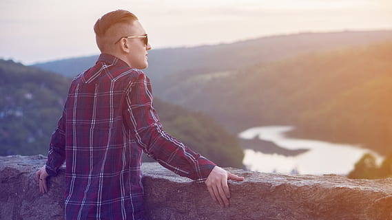 uomo, calcestruzzo, parete, giorno, Niente, qualcosa, un'altra cosa, una persona, all'aperto, in piedi, luce del sole, solo adulti, natura, adulto, attività di svago, dalla vita in su, abbigliamento casual, montagna, vacanze, motivo controllato, paesaggio, vacanza, viaggio, giovane adulto, vista laterale, analizzare, cercare, guardare, rilassamento, tre quarti, ambiente, scena rurale, guardando a vista, contemplazione, 5K, CC0, dominio pubblico, privo di copyright