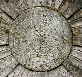 lettelse, distrikt, solstråler, sol, stråler, stenfigur, centrum, symbol, cirkel, træ - materiale, tekstureret, ingen mennesker, dag, koncentriske, geometrisk form, form, mønster, arkitektur, gammel, tæt på, direkte over, bygget struktur, udendørs, murbygningsfunktion, høj vinkel visning, fuld ramme, natur, træ, tom, træ ring, bark, 2K, CC0, offentligt domæne, royaltyfrie