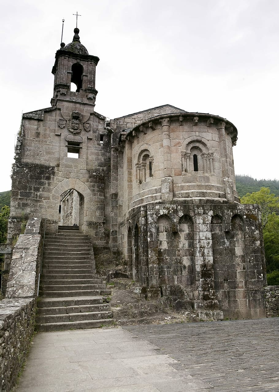 monestir, coruña, caaveiro, medieval, arquitectura, religió, història, cap gent, espiritualitat, exterior de l'edifici, estructura construïda, creença, cel, lloc de culte, el passat, escala, vista d’angle baix, edifici, naturalesa, passos i escales, dia, a l'aire lliure, civilització antiga, 2K