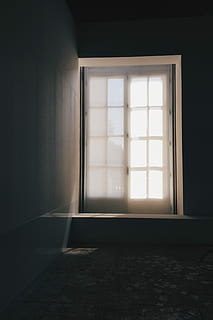 finestra de vidre, blanc, fusta, marc, marc de finestra, finestra, llum de la finestra, interior, panell de finestra, fosc, humor, zen, fenetre, sol, a l'interior, interior de casa, habitació domèstica, cap gent, dia, llum solar, buit, vidre - material, arquitectura, naturalesa, edifici, absència, estructura construïda, casa, transparent, ombra, sòls, 4K, CC0, domini públic, lliure de regalies