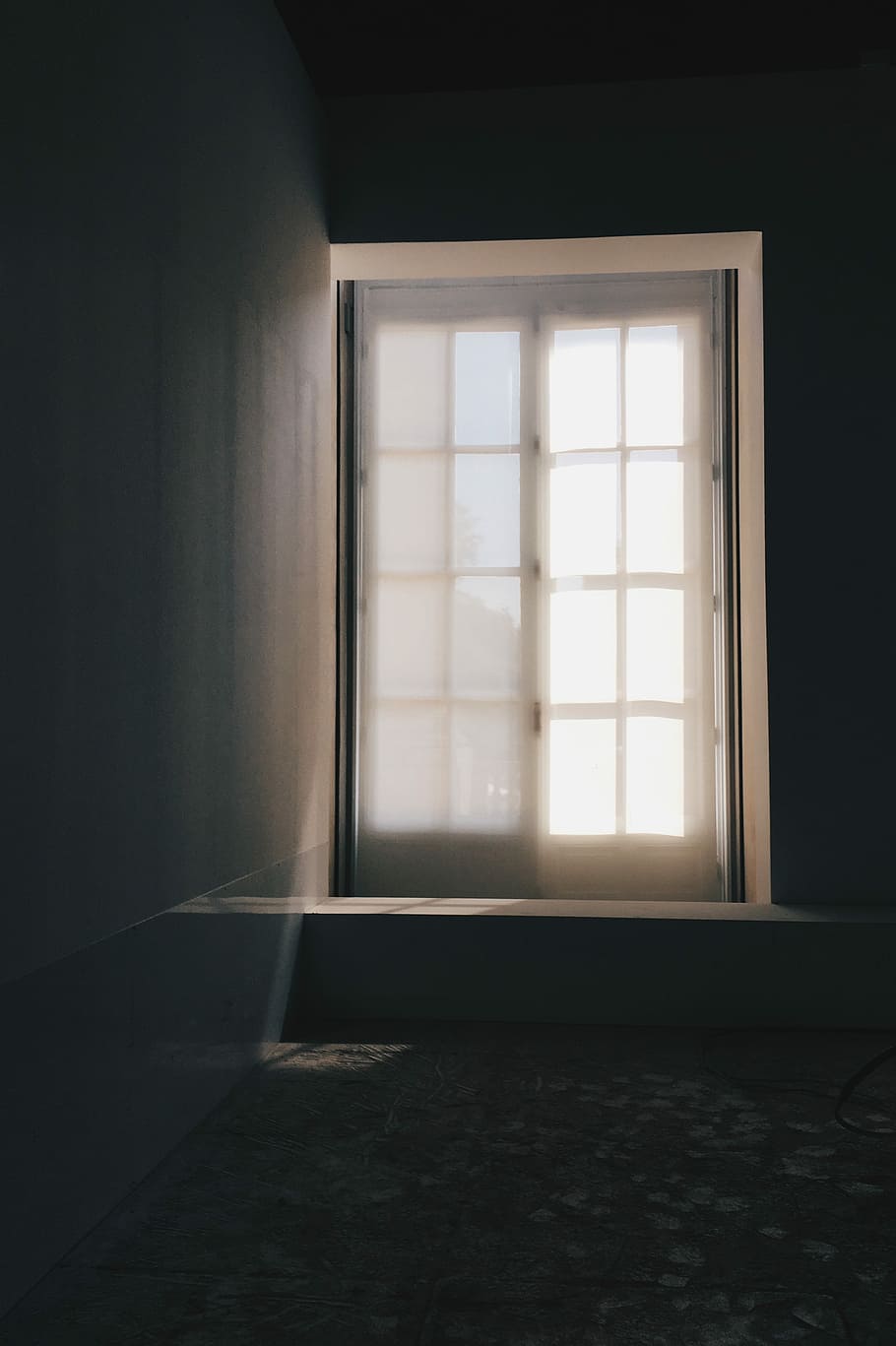 finestra de vidre, blanc, fusta, marc, marc de finestra, finestra, llum de la finestra, interior, panell de finestra, fosc, humor, zen, fenetre, sol, a l'interior, interior de casa, habitació domèstica, cap gent, dia, llum solar, buit, vidre - material, arquitectura, naturalesa, edifici, absència, estructura construïda, casa, transparent, ombra, sòls, 4K