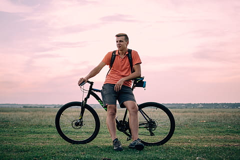 mand, sidder, hardtail cykel, gylden, time, hælder, sort, cykel, åben, Mark, han-, orange, Polo trøje, sort shorts, par, sko, hardtail, cykling, herrer, udendørs, sport, sund livsstil, natur, mennesker, voksen, kaukasisk etnicitet, udøver, en person, fritidsaktiviteter, livsstil, eventyr, cyklus, hanner, sommer, mountainbike, fritidsaktivitet, kun voksne, kun en mand, mountain biking, aktivitet, handling, kun mænd, transportmidler, græs, fuld længde, rigtige mennesker, ung voksen, land køretøj, sportstøj, himmel, forfra, ridning, 5K, CC0, offentligt domæne, royaltyfrie
