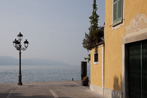 pošta, tělo, voda, Dům, lucerna, svítilna, nebe, náplast, v, jezero, výhled na jezero, ráno, morgenstimmung, Domov, haus am see, osvětlovací zařízení, pouliční osvětlení, stavba, ulice, architektura, exteriér budovy, Příroda, budova, nikdo, strom, den, moře, rostlina, venku, scenics - příroda, čisté nebe, krása v přírodě, světlo, elektrická lampa, 4K, CC0, veřejná doména, bez autorských práv