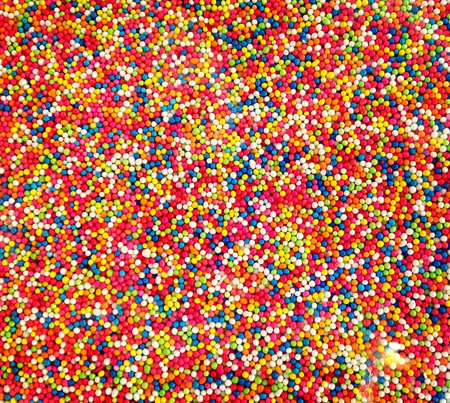 Pellets in verschiedenen Farben, Süßigkeiten, Süss, Belag, oben, Textur, mehrfarbig, Hintergründe, Süßes Essen, Vollbild, Essen und Trinken, Lebensmittel, große gruppe von gegenständen, Gelb, keine Leute, Wahl, Sträusel, Fülle, Variation, Muster, abstrakt, Genuss, lebendige Farbe, Feier, Versuchung, 2K