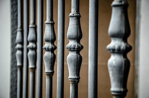grating, vindu, hus, fasade, smijern, arkitektur, på rad, statue, ingen folk, historie, eldgammel, skulptur, dag, reisemål, nærbilde, innendørs, bygget struktur, kunst og Håndverk, mønster, håndverket, menneskelig representasjon, Religion, side ved side, representasjon, selektiv fokusering, gjentakelse, åndelighet, bygning, fokusere på forgrunnen, metall, rekkverk, balustrade, 4K, CC0, offentlig domene, opphavsrett gratis