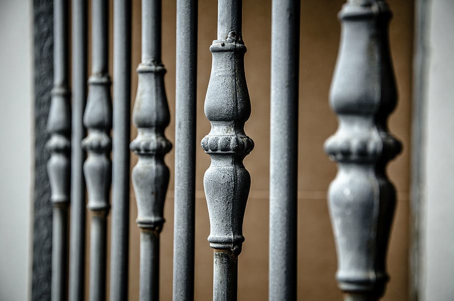 reixeta, finestra, casa, façana, ferro forjat, arquitectura, en fila, estàtua, cap gent, història, antic, escultura, dia, destinacions de viatge, primer pla, a l'interior, estructura construïda, art i artesania, patró, artesania, representació humana, religió, costat a costat, representació, enfocament selectiu, repetició, espiritualitat, edifici, centrar-se en primer pla, metall, barana, balustrada, 4K
