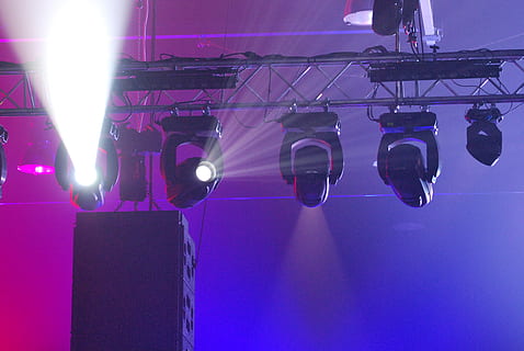projektorer, at vise, projektor, scene - ydeevne plads, spotlight, belysningsudstyr, belyst, scene lys, nat, lys, lav vinkel visning, scene, hængende, ingen mennesker, kunstkultur og underholdning, elektricitet, begivenhed, lys - naturligt fænomen, arkitektur, linseflare, bygget struktur, dekoration, lilla, loft, natteliv, 4K, CC0, offentligt domæne, royaltyfrie