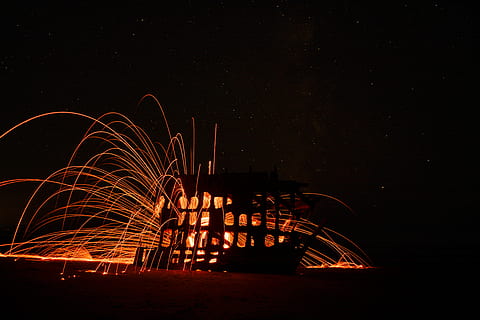 foto de lapse de temps, encès, casa, galeta de foc, nit, focs artificials, espurna, taronja, flaix, naufragi, moviment, il·luminat, exposició llarga, brillant, llana de filferro, moviment borrós, cap gent, cel, naturalesa, espurnes, a l'aire lliure, foc, llum - fenomen natural, pintura de llum, cremant, arquitectura, foc - fenomen natural, celebració, calor - temperatura, fons negre, 5K, CC0, domini públic, lliure de regalies