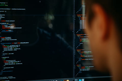 la personne, orienté vers, bureau d'ordinateur, codage de personne, en utilisant, ordinateur, écran, homme, mâle, programmeur, une personne, La technologie, adulte, à l'intérieur, Les données, vue arrière, la communication, activité, mise au point sélective, partie du corps humain, compétence, affaires, Occupation, Hommes, lien, femmes, éducation, illuminé, vue sur l'épaule, 5K, CC0, domaine public, libre de droits
