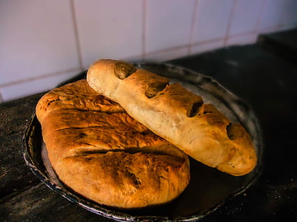 Brot, Handwerker, Brote, Handwerker Brot, Selbstgemachtes Brot, Lebensmittel, Essen und Trinken, Ofen, keine Leute, drinnen, Frische, Nahansicht, Stillleben, Fokus auf den Vordergrund, gesundes Essen, High Angle View, Wohlbefinden, Vorbereitung, gebacken, Gerät, fertig für den Verzehr, Verkauf, Tabelle, braun, Küche, Tablett, 4K, CC0, gemeinfrei, lizenzfrei