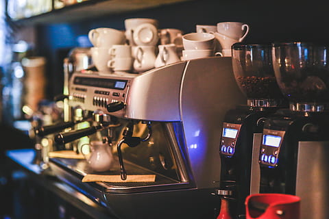 macchina per caffè espresso bianca, caffè, macchina, esprimere, creatore, ristorante, professionale, in ritardo, caffè espresso, mokka, moka, tecnologia, in casa, avvicinamento, macchinario, bere, nessuno, natura morta, concentrarsi sulle conoscenze acquisite, rinfresco, cibo e bevande, comunicazione, tazza, connessione, attrezzatura, illuminato, caffettiera, messa a fuoco selettiva, caffetteria, musica, vita notturna, bancone da bar, 5K, CC0, dominio pubblico, privo di copyright