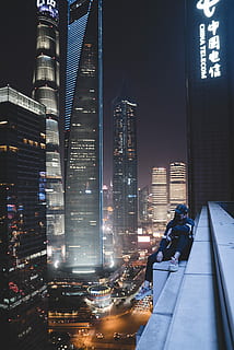 Mann, Sitzung, Dachrinne bauen, Nachtzeit, ohne Titel, Denken, Dach, Licht, Nacht-, Mode, cool, Junge, China, shanghai, Gebäudehülle, die Architektur, gebaute Struktur, Stadt, beleuchtet, Bürogebäude außen, Gebäude, Wolkenkratzer, große Höhe, modern, Turm, Transport, Reise, Stadt leben, Stadtbild, keine Leute, Reiseziele, Büro, Landschaft, draußen, Finanzviertel, 4K, CC0, gemeinfrei, lizenzfrei