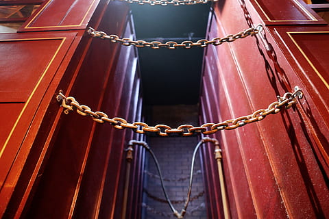 Catene, chiuso, contenitore, sicurezza, metallo, serratura, protezione, acciaio, sicuro, assicurato, link, rosso, muri, catena, sospeso, nessuno, architettura, Entrata, cancello, porta, costruzione, punizione, corda, Inquadratura dal basso, giorno, all'aperto, struttura costruita, forza, legge, legato, 5K, CC0, dominio pubblico, privo di copyright