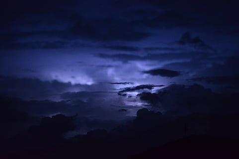nuvole e cielo, cielo, nube, tempesta, lunatico, toni, buio, notte, tuono, fulmine, pioggia, tempo metereologico, blu, paesaggio, nuvola - cielo, bellezza nella natura, scenics - natura, cielo drammatico, temporale, natura, nuvola temporalesca, Cloudscape, nessuno, nuvoloso, spaventoso, ambiente, silhouette, sfondi, all'aperto, meteorologia, infausto, potere in natura, 4K, CC0, dominio pubblico, privo di copyright