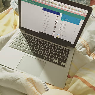 sprei, browser, kontemporer, tampilan, keyboard, laptop, layar, bayangan, media sosial, Pandangan atas, komputer, teknologi, tempat tidur, Internet, teknologi nirkabel, mebel, komunikasi, koneksi, dalam ruangan, tidak ada orang, tampilan sudut tinggi, meja, kertas, kamar tidur, perangkat komputer, jaringan komputer, merapatkan, papan ketik komputer, menjelajahi internet, 1080P, CC0, domain publik, bebas royalti