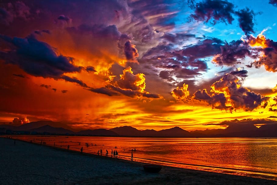 gent, oceà, daurat, hores, platja, llacuna, posta de sol, da nang bay, ciutat de danang, vietnam, mar, naturalesa, cel, estiu, vespre, a l'aire lliure, sol, paisatge, aigua, línia de costa, llum solar, sortida del sol - alba, núvol - cel, bellesa a la natura, escenics - natura, terra, color taronja, escena tranquil·la, tranquil·litat, horitzó, idíl·lic, silueta, cel dramàtic, persones incidentals, horitzó sobre l’aigua, 1080P