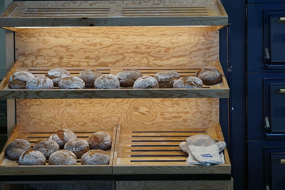 pa, fleca, menjar, berenar, comestible, peix, fam, rodar, despertar, a l'interior, contenidor, cap gent, arranjament, prestatge, natura morta, gran grup d'objectes, menjar i beguda, vidre - material, frescor, transparent, elecció, costat a costat, material de fusta, variació, a la venda, art i artesania, artesania, patró, visualització al detall, 5K