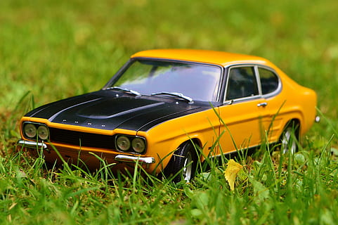 capri, automàtic, model, oldtimer, vehicles, model de cotxe, groc, negre, cotxe, herba, a l'aire lliure, estil retro, manera de transport, transport, automòbil, planta, vehicle terrestre, enfocament selectiu, cap gent, dia, color verd, camp, terra, naturalesa, centrar-se en primer pla, cotxe d'època, 4K, CC0, domini públic, lliure de regalies