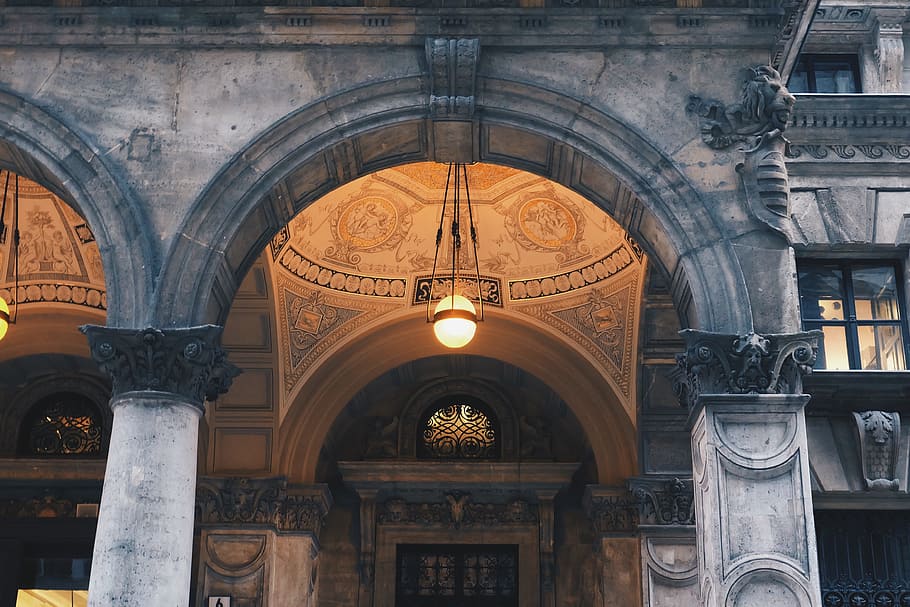 arquitectura, arc, edifici, vell, pedra, clàssic, històric, estructura, casa, urbà, construcció, envellit, vintage, arcade, estil, llum, columnes, estructura construïda, exterior de l'edifici, història, vista d’angle baix, columna arquitectònica, el passat, cap gent, art i artesania, artesania, il·luminat, dia, equips d’il·luminació, ornamentat, destinacions de viatge, ciutat, a l'aire lliure, sostre, llum elèctrica, arquitectura i art, 4K