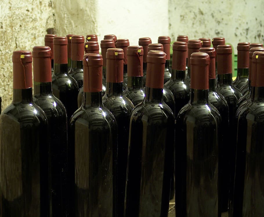 sort, glasflasker, overflade, flasker, vin, kælder, alkohol, vinflaske, drikke, flaske, vingård, forfriskning, beholder, mad og drikke, i en række, ingen mennesker, indendørs, side om side, glas - materiale, gruppe af objekter, dag, tæt på, stor gruppe af objekter, kork - prop, overflod, produktionslinie, vinfremstilling, 2K