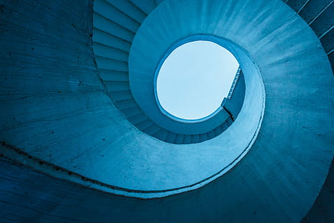 architettonico, fotografia di struttura, scale a chiocciola, Basso, foto ad angolo, bianca, scala a chiocciola, costruzione, scala, passo, alzando lo sguardo, astratto, architettura, blu, cielo, design moderno, turbine, cerchio, forma, spirale, gradini e scale, struttura costruita, nessuno, forma geometrica, direttamente sotto, ringhiera, modello, industria, luce del sole, in casa, caratteristica architettonica, natura, caratteristica dell'edificio, lega, calcestruzzo, acciaio, luce alla fine del tunnel, 5K, CC0, dominio pubblico, privo di copyright