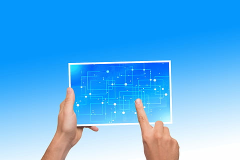 la personne, en portant, blanc, Tablette, toucher, l'Internet, main, planche, les conducteurs, circuits, calculatrice, ordinateur, accès, virus informatiques, virus informatique, centre de commutation de données, trace, CPU, pc, joint de soudure, processeur, puce, traitement de l'information, les liaisons, Les données, ligne, distributeur, électronique, circuit imprimé, lignes, dispositif d'affichage, bleu, La technologie, partie du corps humain, main humaine, lien, écran, Technologie sans fil, une personne, écran tactile, fond bleu, équipement informatique, tablette numérique, la communication, adulte, espace de copie, futuriste, composite numérique, Affichage à cristaux liquides, en cours d'analyse, doigt, 5K, CC0, domaine public, libre de droits
