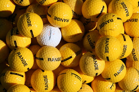 gul, hvid, golfbold parti, forskellige, enestående, individuel, menneskemængde, alene, uafhængig, fantasi, ekstraordinær, succes, en, leder, gruppe, usædvanlig, entydighed, skille sig ud, golf, driving range, undertrykt, ru, op kommer, sport, sfære, bold, stor gruppe af objekter, fuld ramme, mad, overflod, tæt på, mad og drikke, meddelelse, ingen mennesker, frugt, nummer, sund kost, baggrunde, etiket, tekst, detail, indendørs, marked, forretning, moden, 4K, CC0, offentligt domæne, royaltyfrie