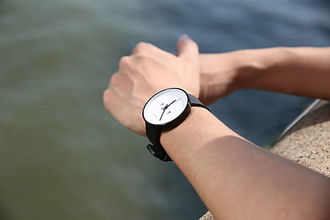 sehen, einfach, Modell-, Hand, menschliche Hand, Menschen, draußen, halten, Nahansicht, Erwachsene, eine Person, Männer, Armbanduhr, Zeit, Uhr, menschliches Körperteil, Wasser, echte Menschen, Lebensstile, Instrument der Zeit, Tag, Freizeitbeschäftigung, Meer, Frau, Körperteil, Finger, die Zeit überprüfen, Stoppuhr, persönliches Accessoire, 5K, CC0, gemeinfrei, lizenzfrei
