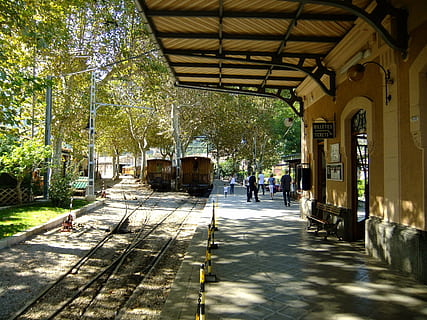 Bahnhof, Zug, sóller, mallorca, die Architektur, Straße, Baum, gebaute Struktur, Pflanze, echte Menschen, Gebäudehülle, Natur, zufällige Menschen, der Weg nach vorn, Tag, Richtung, Stadt, Sonnenlicht, Transport, Gehen, Männer, Gruppe von Leuten, Schatten, Fußweg, draußen, architektonische Säule, 2K, CC0, gemeinfrei, lizenzfrei
