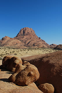 spitzkoppe, Namibia, pustynia, Góra, niebo, skała, solidny, czyste Niebo, rock - obiekt, scenics - natura, spokojna scena, spokój, kopia przestrzeń, piękno natury, Natura, krajobraz, światło słoneczne, żadnych ludzi, scena pozamiejska, formacja skalna, wylądować, środowisko, klimat, suchy klimat, na dworze, tworzenie, erozja, 4K, CC0, domena publiczna, darmowe zdjęcia
