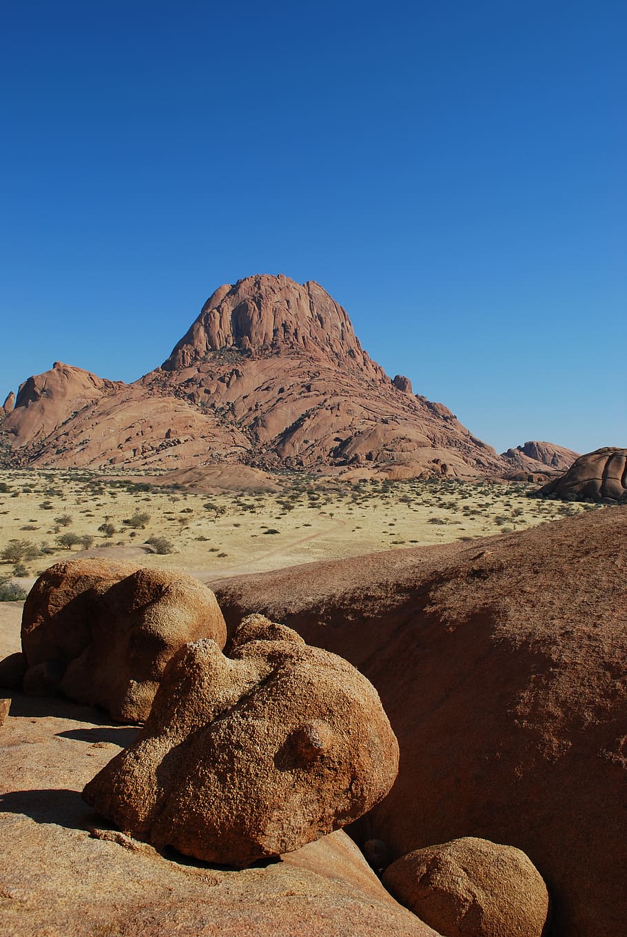 spitzkoppe, namibia, desert, muntanya, cel, rock, sòlid, cel clar, rock - object, escenics - natura, escena tranquil·la, tranquil·litat, còpia espai, bellesa a la natura, naturalesa, paisatge, llum solar, cap gent, escena no urbana, formació de roca, terra, medi ambient, clima, clima àrid, a l'aire lliure, formació, erosionat, 4K