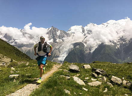 ruta, corrent, home, al costat, verd, herba, durant el dia, trail running, chamonix, trailrunner, trailrunning, corredor, correr, muntanya, senderisme, a l'aire lliure, naturalesa, aventura, gent, esport, homes, caminar, cim de muntanya, activitat, Serra, Alps europeus, paisatge, motxilla, adult, escenics, estiu, només adults, mig adult, activitat d'oci, escenics - natura, bellesa a la natura, estils de vida, longitud completa, cel, estil de vida saludable, escena no urbana, llum solar, 4K, CC0, domini públic, lliure de regalies