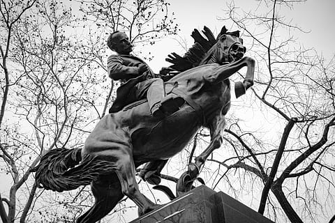 humano, una, caballería, hombre, adulto, sentado, árbol, dos, guerra, ropa, mamífero, militar, Monumento, reiterar, caballo, parque Central, Nueva York, estatua, históricamente, antiguo, negro, blanco, parque, escultura, vista de ángulo bajo, Arte y artesanía, representación, representación humana, arquitectura, cielo, árbol desnudo, creatividad, naturaleza, nadie, día, semejanza masculina, planta, al aire libre, 5K, CC0, dominio público, libre de derechos