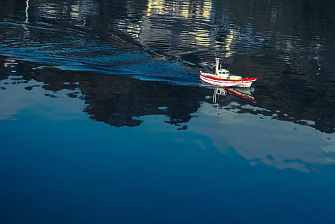 barco, modelo, agua, reflexão, beira-mar, embarcação náutica, transporte, modo de transporte, visão de alto ângulo, dia, azul, natureza, ao ar livre, ninguém, lago, ancorado, animais em estado selvagem, ondulado, animais selvagens, viagem, 2K, CC0, domínio público, royalty free
