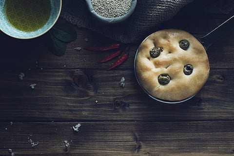 focaccia, pa pla, pis, pa, pastís, pone, farina, blat, Oliva, italià, gourmet, mediterrani, dieta, tradicional, vegà, vegetarià, vegetals, quinoa, bio, menjar, fosc, canviant d'humor, fusta, Xile, pebre, vermell, fons, material de fusta, postres, cookie, taula, menjar dolç, casolà, berenar, rústic, al forn, pastisseria, esmorzar, menjar i beguda, frescor, directament a sobre, natura morta, a l'interior, vista d’angle alt, alimentació saludable, fruita, bol, benestar, cap gent, fruites de baies, espècia, primer pla, llest per menjar, dolç, 5K, CC0, domini públic, lliure de regalies