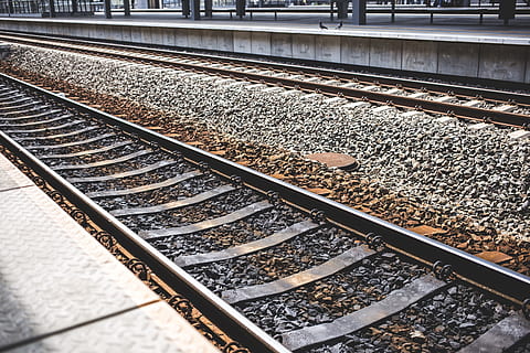 infrastrukturer, jernbaner, tog, spor, sten, klipper, grus, stål, platform, linjer, teksturer, jernbanetransport, jernbanespor, spore, transportmidler, transportform, høj vinkel visning, jernbanestation platform, jernbanestation, offentlig transport, ingen mennesker, metal, solid, dag, jernbane slips, natur, rejse, klippe, rock-objekt, udendørs, parallel, station, rullesten, 5K, CC0, offentligt domæne, royaltyfrie
