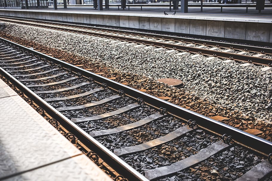 infrastrukturer, jernbaner, tog, spor, sten, klipper, grus, stål, platform, linjer, teksturer, jernbanetransport, jernbanespor, spore, transportmidler, transportform, høj vinkel visning, jernbanestation platform, jernbanestation, offentlig transport, ingen mennesker, metal, solid, dag, jernbane slips, natur, rejse, klippe, rock-objekt, udendørs, parallel, station, rullesten, 5K