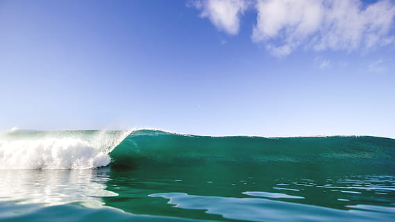 ola de barril, ola del océano, azul, blanco, nublado, cielo, fotografía, olas, cuerpo de agua, ola, Oceano, nube, agua, mar, naturaleza, al aire libre, nadie, navegar, verano, scenics, belleza en la naturaleza, imagen en color, frente al mar, día, paisajes - naturaleza, movimiento, nube - cielo, deporte acuático, tierra, deporte, tranquilidad, escena tranquila, poder en la naturaleza, color turquesa, 2K, CC0, dominio público, libre de derechos