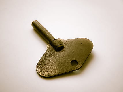 klíč, hodiny, navíjet, navíjení, starý, kov, antický, rezavý, mechanický, studio shot, jeden objekt, nikdo, uvnitř, bílé pozadí, detail, umění a řemesla, hudba, hudební nástroj, vystříhnout, zlaté barvy, kopie prostor, umělecká kultura a zábava, vysoký úhel pohledu, jednoduchost, dřevo - materiál, finance, lidské zastoupení, figurka, 2K, CC0, veřejná doména, bez autorských práv