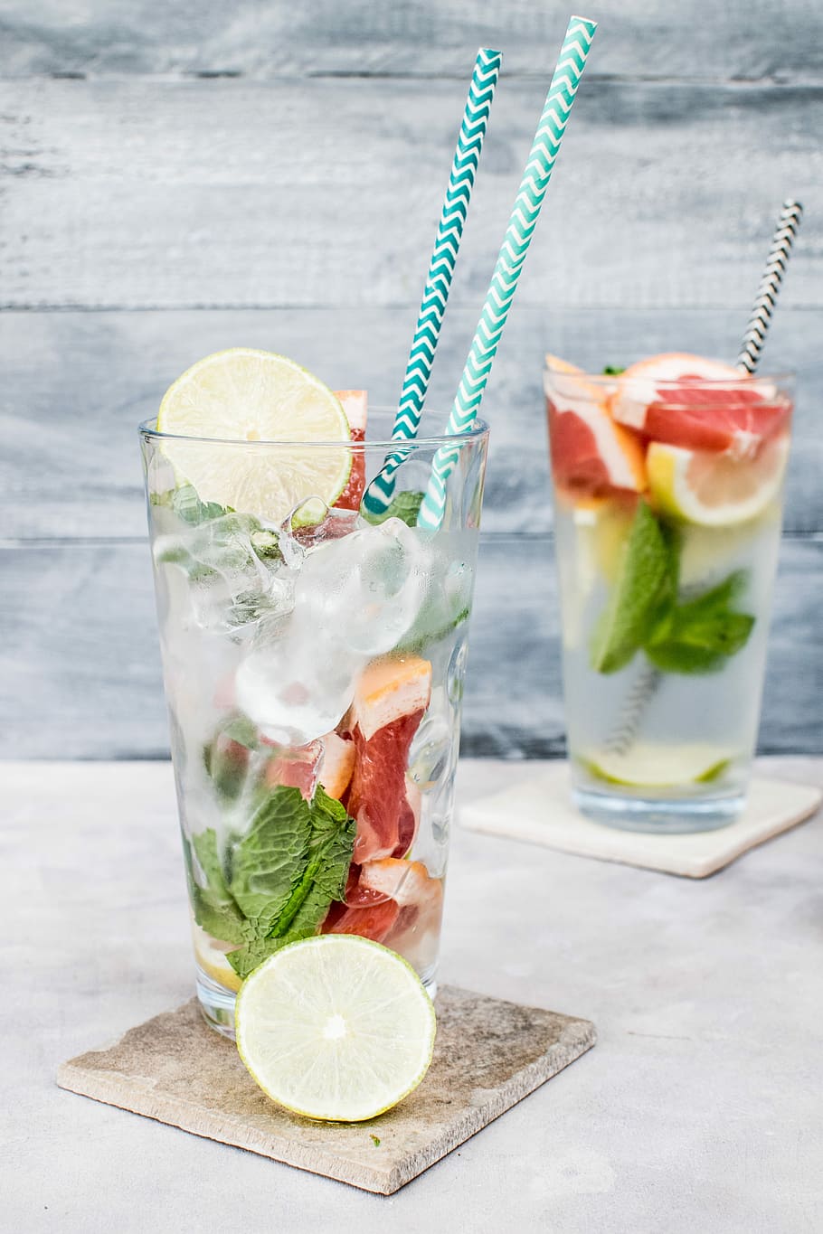 to, fyldt op, drikkeglas, drikkevarer, highball glas, skive citron, røris, drikke, sommer, forfriskning, mynte, vand, urt, naturlig, restaurant, Citron, kop, sommerdrink, grapefrugt, Opdater, tæt på, mad og drikke, glas, frugt, husholdningsudstyr, mad, sund kost, citrus frugt, friskhed, skive, cocktail, sugerør, blad, strå, ingen mennesker, mynteblad - kulinarisk, alkohol, mojito, udendørs, 5K