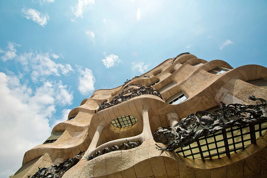 foto, alt, edifici de pujada, durant el dia, edifici de gran alçada, arquitectura, cultures, arquitectura i edificis, cel, antic, llocs de viatges, lloc famós, història, exterior de l'edifici, vell, cap gent, núvol - cel, destinacions de viatge, vista d’angle baix, religió, el passat, art i artesania, espiritualitat, naturalesa, artesania, creença, lloc de culte, viatjar, escultura, turisme, dia, estructura construïda, a l'aire lliure, civilització antiga, 5K