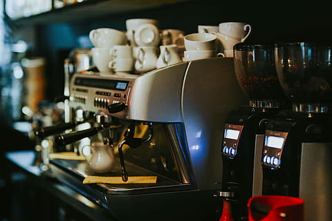 pub, interiör, tabell, kaffe, bar, glasögon, drycker, alkohol, sprit, dryck, restaurang, gammaldags, retro styled, inomhus, inget folk, närbild, dag, mat och dryck, förfriskning, kaffebryggare, fortfarande liv, espressomaskin, kopp, maskineri, råna, kaffekopp, kaffe - dryck, apparat, teknologi, behållare, kafé, antik, 5K, CC0, offentligt domän, royaltyfria