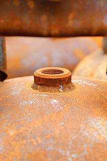 ferrugem, textura, óxido, tanque, metal, ninguém, moeda, fechar-se, dentro de casa, comida doce, dia, oxidado, Castanho, foco seletivo, madeira - material, ainda vida, comida e bebida, mesa, parafuso, focar em primeiro plano, Comida, forma, porca - prendedor, texturizado, 1080P, CC0, domínio público, royalty free