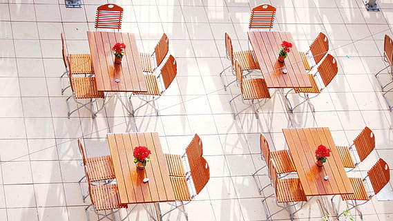 quatre, rectangular, marró, fusta, taules, cadires, conjunt, taules de menjador, taula, menjar, taula de menjador, celebració, trencar, banc, restaurant, relaxa't, pausa per prendre un cafè, cafè, tassa, decoració de taula, descans, beure, seure, esmorzar, cap gent, a l'interior, sòls, material de fusta, penjant, vista d’angle alt, menjar i beguda, dia, naturalesa, rajola, patró, creativitat, ombra, multicolor, frescor, elecció, sòl de rajoles, 4K, CC0, domini públic, lliure de regalies