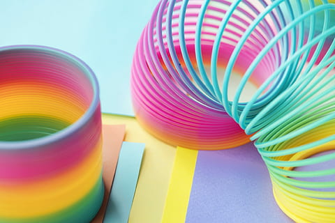 bunte schleichende Spielzeuge, hell, Farbe, Regenbogen, abstrakt, Amüsement, Hintergrund, Kindheit, Nahansicht, Spule, farbig, bunt, Vergnügen, Unterhaltung, Ausrüstung, Flexibilität, flexibel, Spaß, funky, Spiel, Kinder, Freizeit, Makro, Erinnerungen, Metall, Bewegung, Objekt, Muster, Kunststoff, abspielen, Erholung, Ring, Spektrum, Spiral-, Frühling, Frühlingsspielzeug, strecken, Rückfall, Spielzeug, beschwingt, Tapete, Draht, mehrfarbig, Studioaufnahme, keine Leute, drinnen, Wahl, Stillleben, Variation, Kunst und Handwerk, farbiger Hintergrund, große gruppe von gegenständen, gestreift, Gruppe von Objekten, Blau, Kreativität, Feier, Papier-, Blauer Hintergrund, selektiver Fokus, 1080P, CC0, gemeinfrei, lizenzfrei