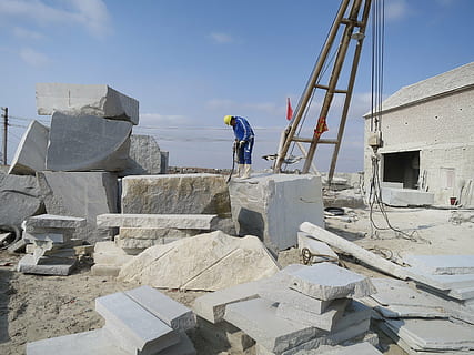 sten-, forarbejdning, fabrik, scenen, Kina, Shandong, byggeplads, byggebranchen, udvikling, industri, arkitektur, himmel, en person, bygget struktur, beskæftigelse, arbejder, herrer, bygningsarbejder, ufuldstændig, natur, dag, rigtige mennesker, bygning - aktivitet, stående, udendørs, beton, 2K, CC0, offentligt domæne, royaltyfrie